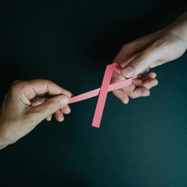 Lazo rosa del cáncer de mama. Foto: Ave Calvar Martínez.