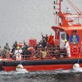 Salvamento rescata una patera cerca de Lanzarote (Fotos: Juan Mateos)