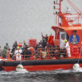Salvamento rescata una patera cerca de Lanzarote (Fotos: Juan Mateos)