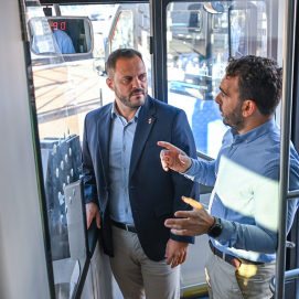 El concejal de movilidad de Arrecife Mario Gónzalez habla con el alcalde Yonathan de León en una de las nuevas guaguas.