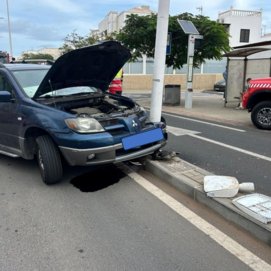 Impacta con su vehículo contra una farola en Playa Honda 