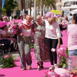 En la pasarela Arrecife Por Ellas desfilaron 16 mujeres pacientes de cáncer 