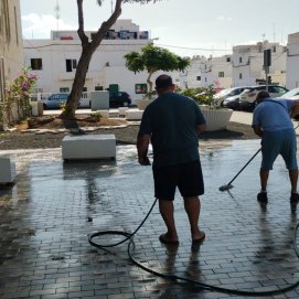 Vecinos limpiando una de los espacios públicos de Valterra