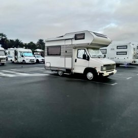 Autocaravanas en los aparcamientos de la playa de Los Charcos