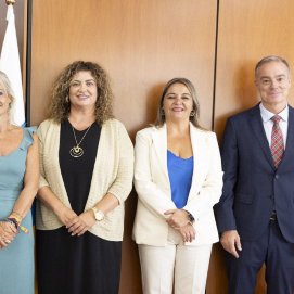 Esther Machín (2i) junto a la consejera canaria de Sanidad, Esther Monzón, y Pablo Eguía