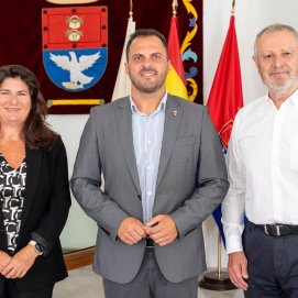 Salvador Rueda (d), junto a Yonathan de León y Julieta Schallenberg.