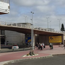 Anuncios publicitarios en los exteriores del Aeropuerto de Lanzarote