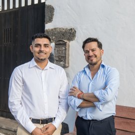 El nuevo gerente general de ACEA, Hugo Pérez a la izda, junto al diseñador Oswaldo Machín.