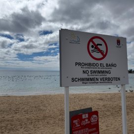 Cartel que prohíbe el baño en la playa de El Reducto este octubre. Foto: Andrea Domínguez.
