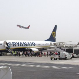Un avión de Ryanair con pasajeros en el aeropuerto César Manrique de Lanzarote