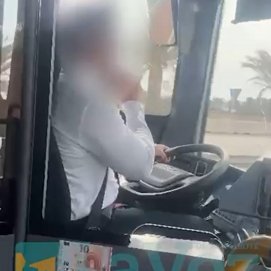 Momento en el que el chófer habla por el móvil mientras conduce