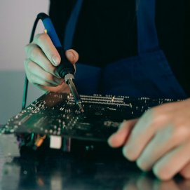 Autónomo experto en electrónica trabajando