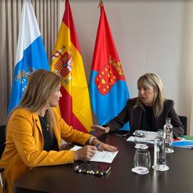 Momento de la reunión entre Beatriz Salazar y María Jesús Tovar.