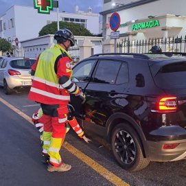 Liberan a un bebé encerrado en un coche en Playa Honda 