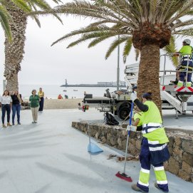 Trabajadores municipales en una de las zonas verdes de Costa Teguise