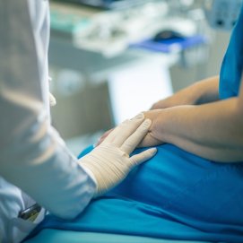 Médico atendiendo a una paciente. Foto: Pixabay