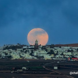 Teguise con la Luna llena al fondo: Foto: Chalo
