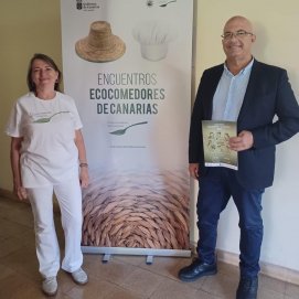 La coordinadora del proyecto Margarita Hernández y Luis Arráez promocionando Ecocomedores. Alimentos.