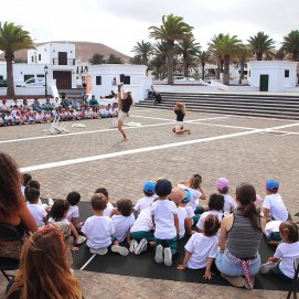 Escolares disfrutando de la danza
