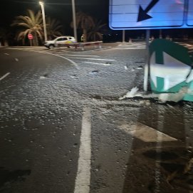 Estado de la carretera tras salirse un vehículo de la vía en el Aeropuerto de Lanzarote.