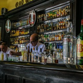 Un autónomo con un empleado en su negocio