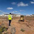 El alcalde de Arrecife, Yonathan de León, se ha trasladado a Argana Alta donde maquinaria municipal sigue trabajando en encauzar los barrancos en Argana Alta, por donde se arrastran las aguas de las lluvias