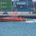 Salvamento Marítimo remolcando la embarcación hundida en El Cable 