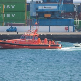 Salvamento Marítimo remolcando la embarcación hundida en El Cable 