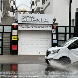 Uno de los charcos formados por la lluvia en la Avenida Manolo Millares de Arrecife. Foto: Andrea Domínguez.