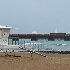 Oleaje en la playa de El Reducto este noviembre, cerrada por contaminación. Foto: Andrea Domínguez.