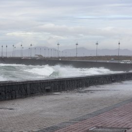 Oleaje en la Punta del Camello, en Arrecife. Foto: Juan Mateos
