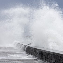 Oleaje en la Punta del Camello, en Arrecife. Foto: Juan Mateos