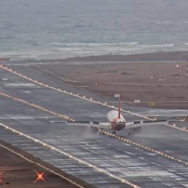 Un avión despegando este jueves en el Aeropuerto de Lanzarote. Foto: Lanzarote webcam.
