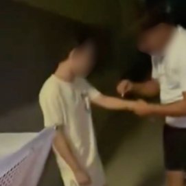 Un menor apaga un cigarrillo en el brazo de otro. Foto: Redes Sociales.