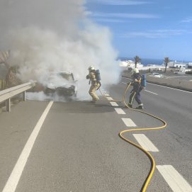 Incendio de un coche en la carretera cerca de Tías 