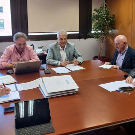  María Dolores Corujo y  José Juan Cruz en una reunión con responsables de ACUAES 
