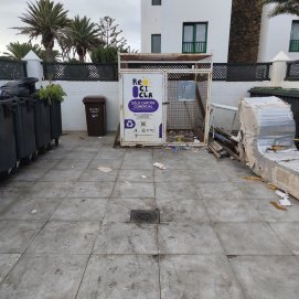 Suciedad y enseres en el basurero de Costa Teguise