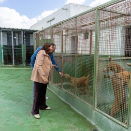 La alcaldesa Olivia Duque y el concejal Ginés González en el Albergue Municipal de Animales