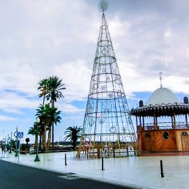 Un enorme árbol de navidad preside la ambientación navideña de Arrecife.