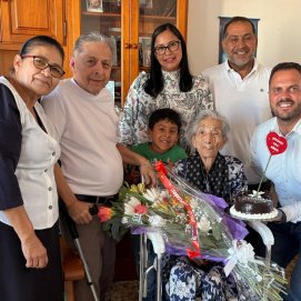 El alcalde de Arrecife, Yonathan de León, junto a doña María, y su familia, la felicita por su 103 cumpleaños