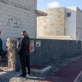 Vecinos de los inmuebles de Playa Blanca (Yaiza). Foto: Juan Mateos.