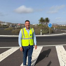 El consejero Jacobo Medina en una de las rotondas que se iluminarán