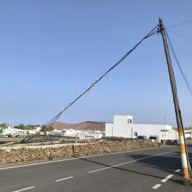 Desperfectos en uno de los postes de Tinajo