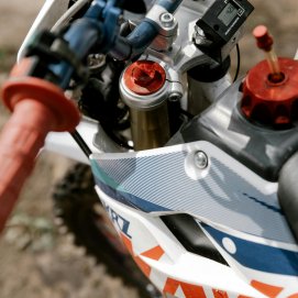 Una motocicleta en una pista de tierra. Foto: Cottonbro Studio (Pexels). 