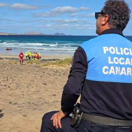 Rescate del parapentista en la playa de La Cantería