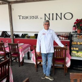Nino Vázquez en su restaurante.