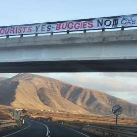 Un cartel contra los buggies en Guatiza. Foto: Cedida.
