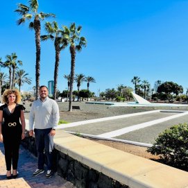 El alcalde de Arrrecife y la concejala de Turismo, Comercio y Deportes, junto al Parque Temático
