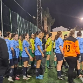 Las jugadoras del Valsequillo se preparan para saltar al césped durante un duelo de esta temporada. / LP / DLP