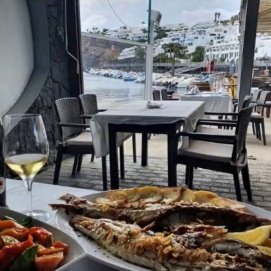 Restaurante de la Cofradía La Tiñosa, en Puerto del Carmen. Hostelería.